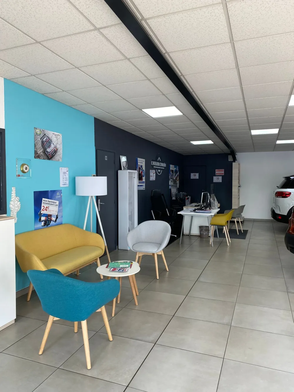 Espace d'accueil et salon d'attente du Garage Angles à L'Union