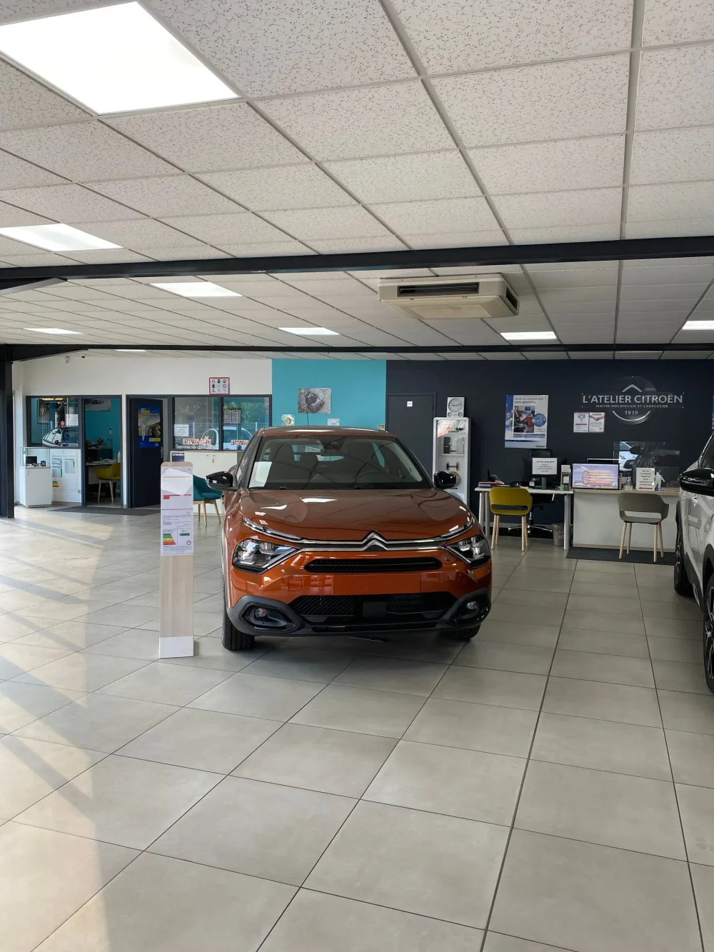 Citroën C4 en exposition dans le showroom du Garage Angles