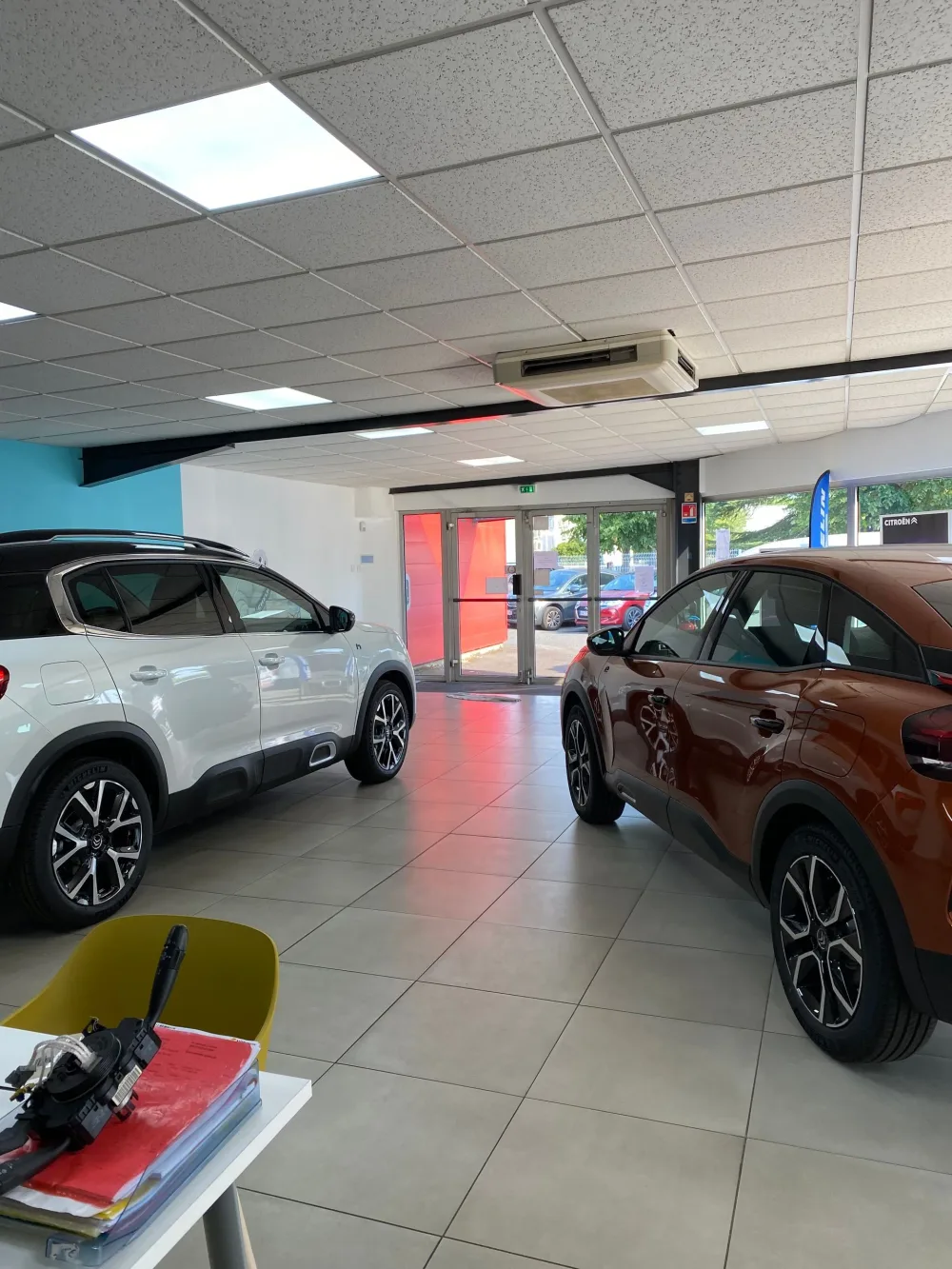 Showroom du Garage Angles à L'Union avec véhicules Citroën en exposition